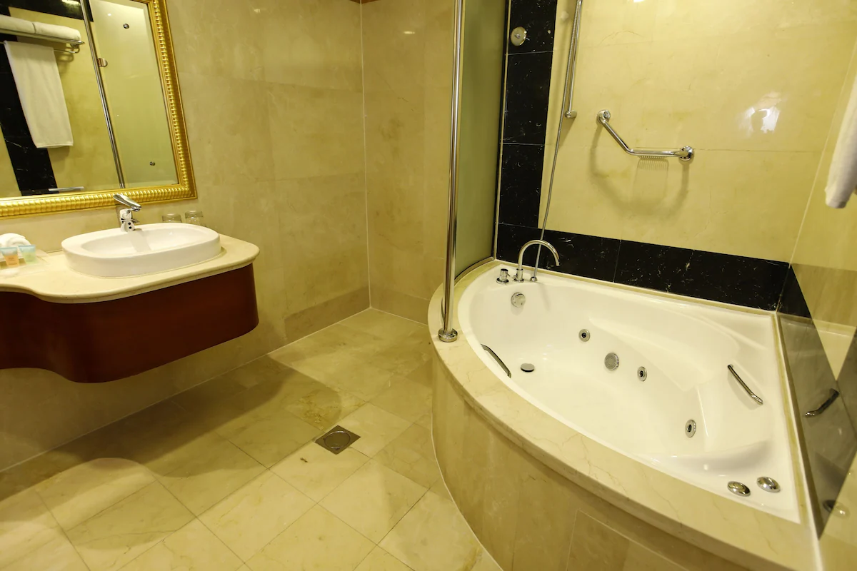 حمام و سرویس بهداشتی هتل هالیدی این بر دبی